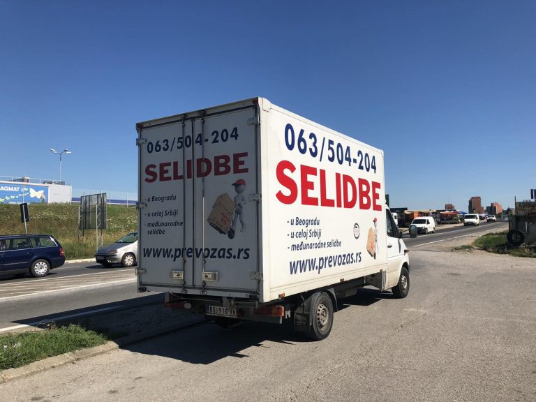 Bočni prikaz kamiona Prevoz As firme prilkom odvoza starog nameštaja na deponiju u Beogradu.