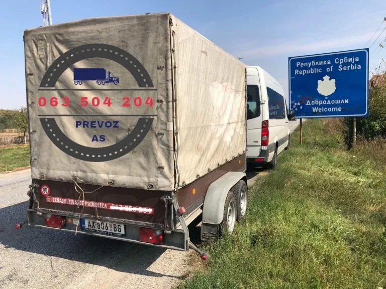 Kombi Prevoz As firme pored saobracajnog znaka - dobrodosli u Srbiju