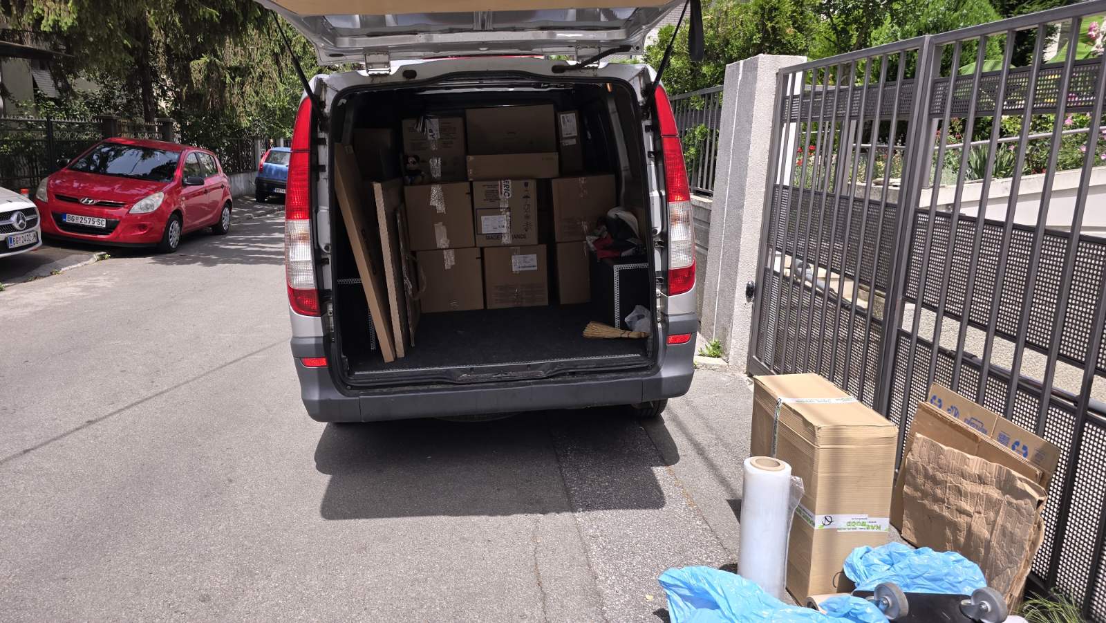Utovar kutija u kombi tokom selidbe u Beogradu